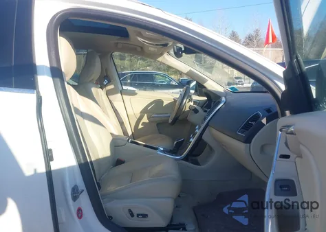 2015 Volvo Xc60 T6 из США, поврежденный, VIN YV4902RKXF2663013